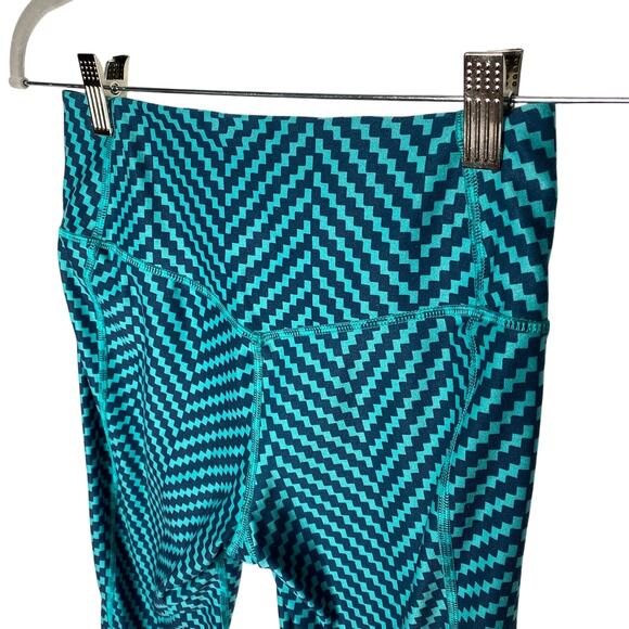 Nike Chevron Capri Leggings Size XS Legend 2.0 Training Dri-Fit Athletic Zig Zag - Picture 10 of 11